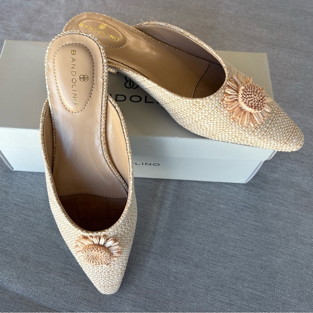 Bandolino Beige raffia Mules with Flower Accent summertime slide new in box